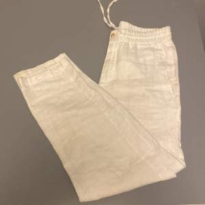 Vita linne byxor från Skagen clothing❗️Mycket bra skick men säljer eftersom de är för små❗️Nypris 800kr❗️Mitt pris 399kr❗️