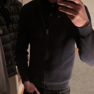 Kofta  - En trevlig stickad full zip kofta från MANGO. 7,5/10 skick därav priset. Inga hål eller större defekter. Hör gärna av er vid frågor eller funderingar//Mvh EAresell