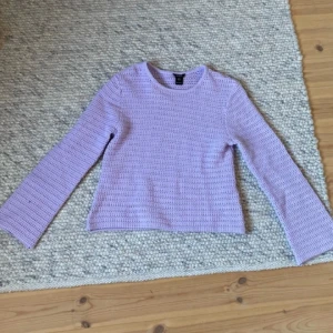 Nästan helt oanvänd!! - Fin stickad tröja från Lindex, ändats använd 1 gång! Stolek M. Säljer för att jag inte använder🥲Köppte den för ca 400kr. Köparen står för frakten💜Konrakta mig vid frågor eller funderingar💜