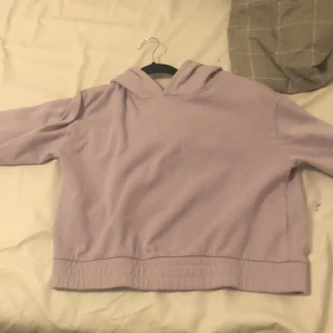 Lila hoodie  - En lila hoodie som jag köpte för ungefär 2 år sedan när jag var på Ullared, knappt använd men i fint skick :) 