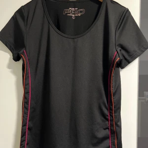 Träningströja - skriv gärna om ni har frågor glad budgivning.