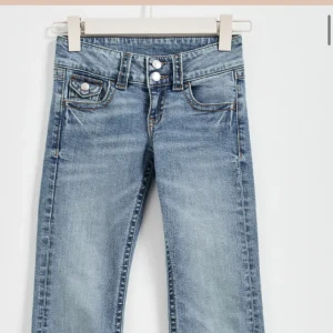 Lågmidjade jeans - Säljer dessa jättesnygga lågmidjade jeans från ginatricots barnavdelning i storlek 164 (passa perfekt på mig som är 163). Färgen är lite ljusare i verkligheten, kontakta för fler bilder. HELT OANVÄNDA!!!. Nypris: 299
