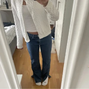 Jeans - Säljer dessa snygga mörkblå lågmidjade jeansen från mango. Säljer de då de inte kommer till användning lika ofta längre. Jag är 166 cm och om ni har frågor är de bara att skriva.💕