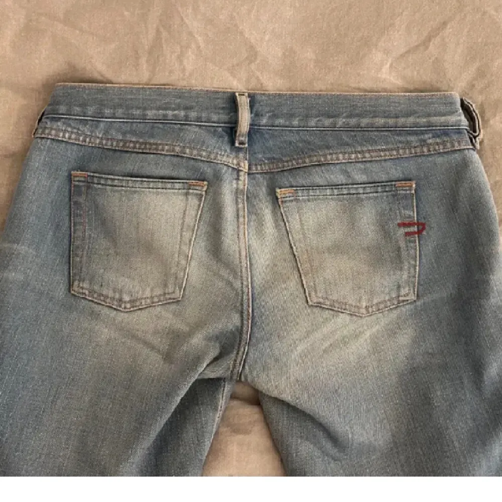 Säljer dessa supersnygga ljusblåa jeans i bra skick som tyvär inte passar mig i midjan, jag är 165 och de sitter bra i längden.. Jeans & Byxor.