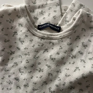 Brandy Melville topp - Söt topp från Brandy Melville! Vit med gröna blommor ❤️