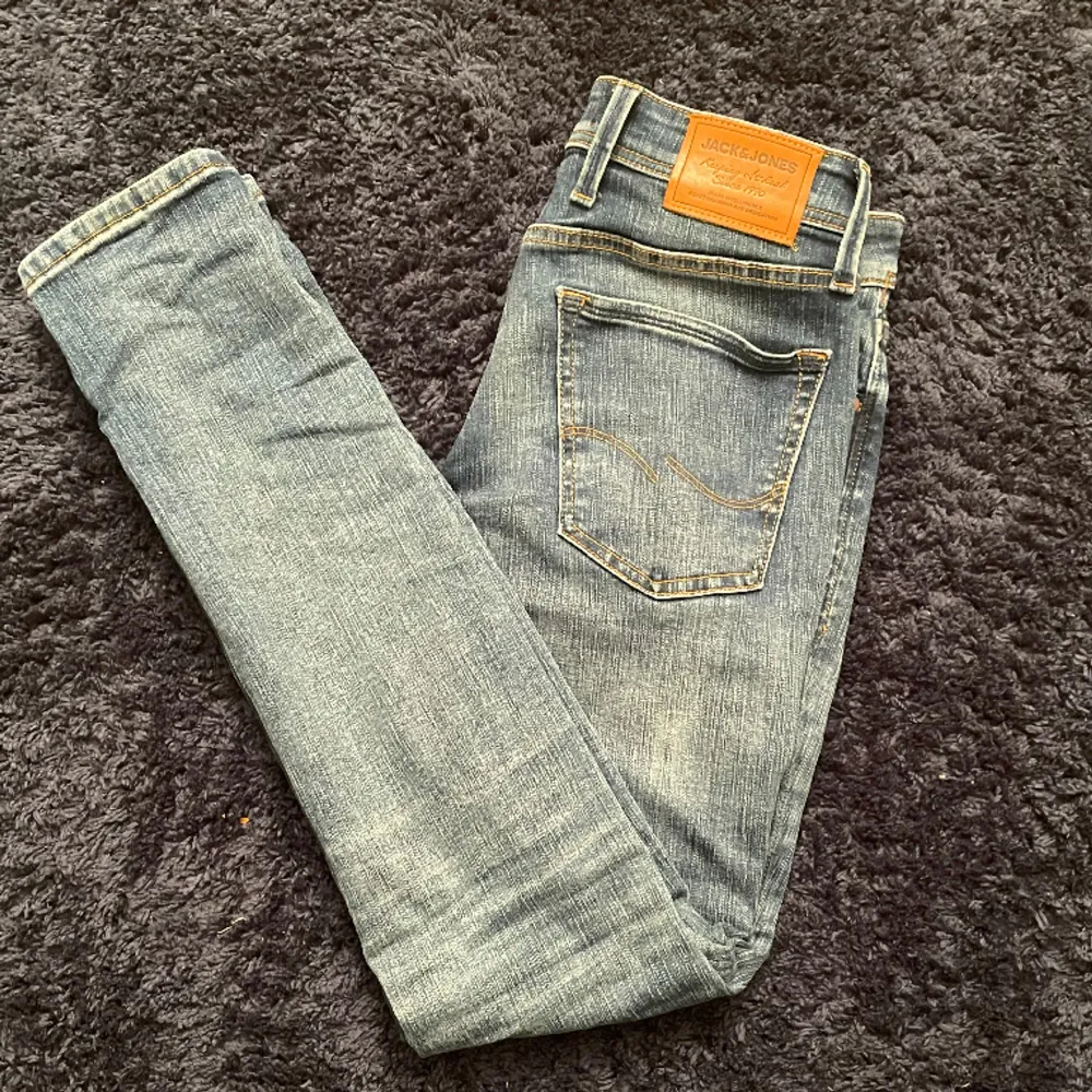Säljer dess rippade Jack & Jones jeans i storlek 28x32 i modell LIAM. Skicka 7/10. Hör av dig vid minsta lilla fråga!🤝 Kan gå ner i pris vid snabb affär!. Jeans & Byxor.