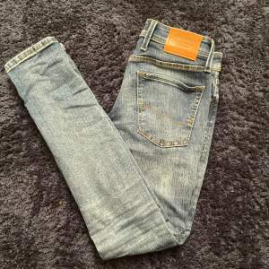 Säljer dess rippade Jack & Jones jeans i storlek 28x32 i modell LIAM. Skicka 7/10. Hör av dig vid minsta lilla fråga!🤝 Kan gå ner i pris vid snabb affär!