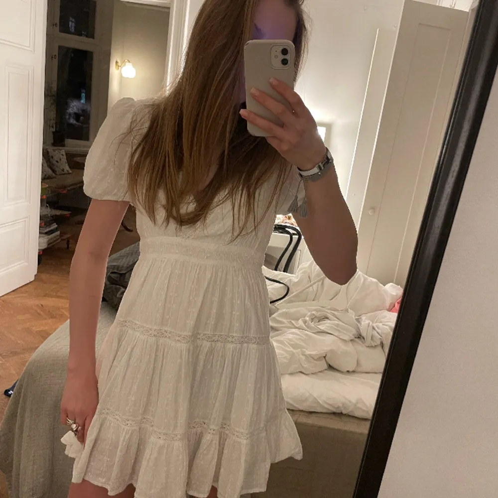  Jättefin vit sommar klänning från Zara som tyvärr inte komma till användning längre skriv gärna för fler frågor 🥰. Klänningar.