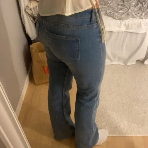 Lowwaist bootcut jeans  - Lowwaist bootcut jeans från hm! Bra skick och sköna💘