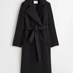 Kappa - Svart kappa, i använt skick. Från H&M🖤Kappan är i storlek 32 och passar mig som är 157cm. Nypris 499kr, har du några frågor är det bara å skriva privat☺️