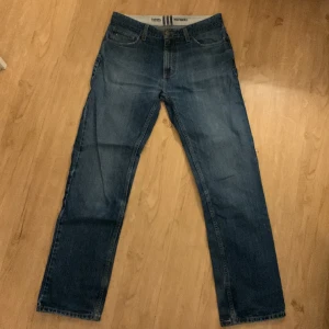 Tommy Hilfiger Jeans  - Retro Tommy Hilfiger Jeans Vet inte exakt årtal, men tippar på 90, 00 tal. Köpt på Beyond Retro. Priset går att förhandlas om vid snabb affär osv…