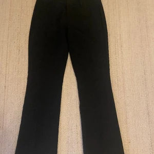 Lågmidjade kostymbyxor - Intressekoll på mina kostymbyxor från bikbot. Dem är i jättefint skick men är dock små i storleken så skulle säga att dem sitter som en 38 eller 36a