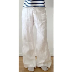 Linnebyxor  - Använda bara en gång så i mycket bra skick. Storlek 40. Midjemått 80 cm, grenhöjd 24 cm, innerbenslängd 77 cm. Använd gärna KÖP NU om du vill köpa.