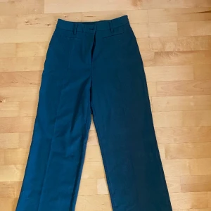 Mörkgröna Monki byxor - Mörkgröna Monki byxor i bra skick. Använd några få gånger.