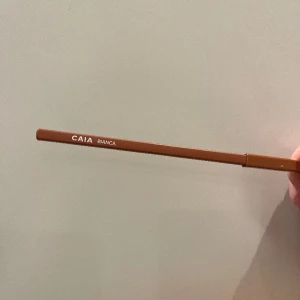 Caia läppenna bianca - Säljer även denna läppennan från caia då jag inte alls gillar färgen, testad men endast testad! 💓  