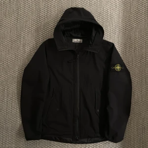 Stone island jacka - Skön Stone island jacka bra mot vind, regn och lagom kyla. Den har water resistant och wind resistant som Är perfekt till våren:)  Jackan är i fint skick inga märken eller hål. CLG QR kod för att kolla äkthetsbevis. Pris kan diskuteras, snabb frakt 