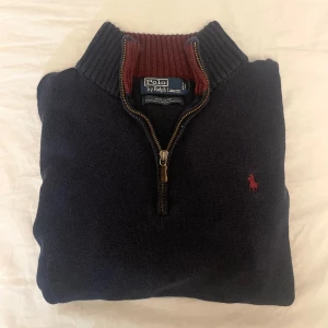 Ralph lauren zip up - Säljer denna stickade zip up tröjan från Ralph Lauren, som var tänkt till min kille men som inte passade. 