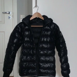 Peak Performance jacka - Hej, nu säljer jag min peak performance dunjacka. Storlek S. Kan gå ner i pris vid snabb affär.  Första bilden är lånad Skriv för fler bilder😄