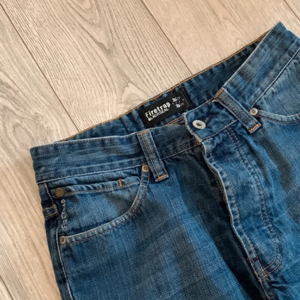 Sååå snygga vintage flared jeans i ny skick och i snyggaste färgen, Inga tydliga defekter vad jag har märkt ⭐️Levereras samma dag som man köper 💋. Jeans & Byxor.