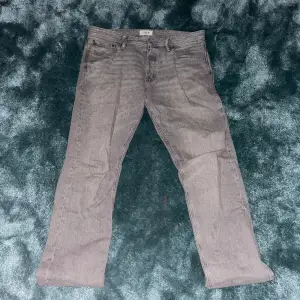 Ett or Jack and Jones jeans i storlek 34/34 använd 2 gånger. Inga tecken på hål eller skador!