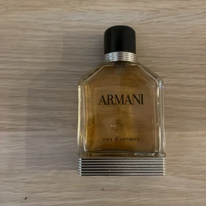 Armani parfym  - Armani parfym nästan hel full säljer för att få lite pengar skick:9-10 hoppas ni köper ha det bra
