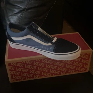 Vans - Helt oanvända grishiga vans, aldrig satt på mig inte ens testat inomhus. Köpte då jag hade ett presentkort, därav 10/10 i skick.