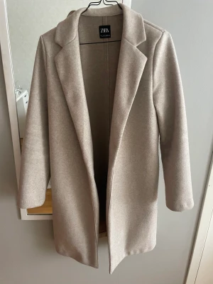 Kappa  - Beige kappa från zara 
