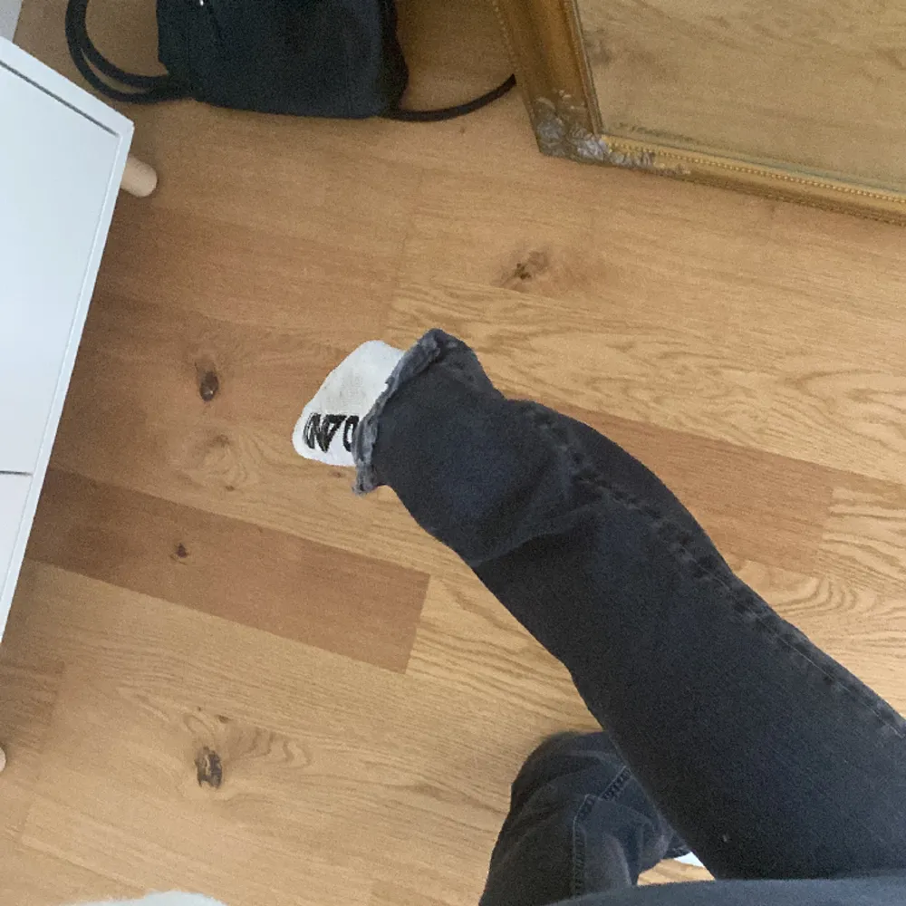 jättesnygga jeans från zara som inte används längre, dom är lite slitna där nere vid fötterna men de är inget man ser❤️. Jeans & Byxor.