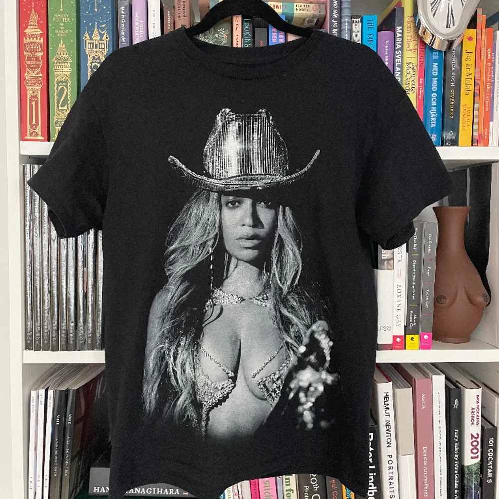 Official merch från Beyoncés Renaissance world tour. Svart T-shirt med tryck fram och bak. Storlek M, nyskick!💕. T-shirts.