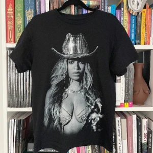 Beyoncé Renaissance World Tour tshirt mercg - Official merch från Beyoncés Renaissance world tour. Svart T-shirt med tryck fram och bak. Storlek M, nyskick!💕