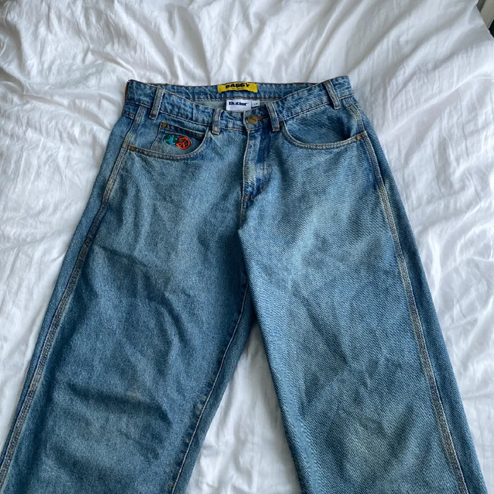 Super nice Butter jeans, storlek 28, nypris 1500kr. Jeansen säljs för att de aldrig kommer till användning längre. Hör gärna av dig om du har frågor!. Jeans & Byxor.