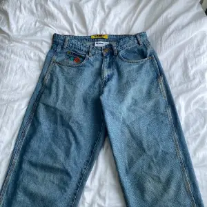 Super nice Butter jeans, storlek 28, nypris 1500kr. Jeansen säljs för att de aldrig kommer till användning längre. Hör gärna av dig om du har frågor!