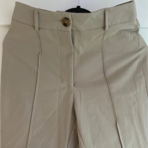 Kostymbyxor  - Fina beige kostymbyxor! Passar mig som är 1.61 lång