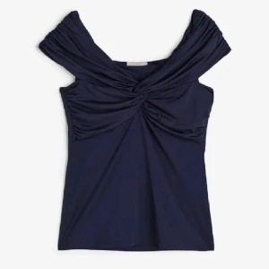 Marinblå topp💙 - En marinblå topp som är storlek S men funkar för de som har storleken M också! Stretchig och bekväm!