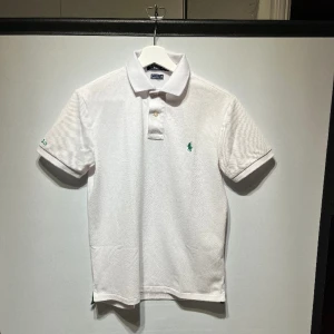 Ralph lauren piké  - Säljer en riktigt snygg vit Ralph lauren piké från Earth polo kollektionen. Storlek s. Pris ej hugget i sten. Bara att höra av sig.