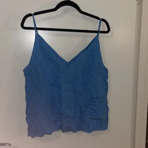 Blåt linne till sommaren  - Den är ljus blå med v Line och den är bra till sommaren.