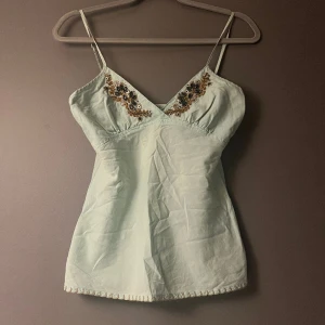 Gulligt linne - Säljer detta superfina linnet som jag köpt second hand då det är för litet. Storlek s men skulle säga att den är mer som xs💕