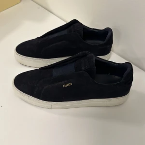 Navy Arigato Clean 360 Lacelews - Använda 5 gånger pga liten storlek.  Köpta på NK Göteborg.  Allt ingår (låda, dustbag etc.)