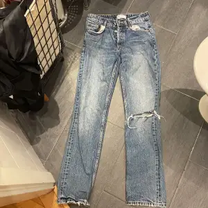 Jeans i bra skick från zara men säljer pga för små i storleken. Byxorna är i super bra skick och passa folk med vanligtvis stl XXS-XS/32-34 Nypris 500/550kr