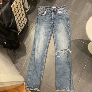 Low waist straight zara jeans - Jeans i bra skick från zara men säljer pga för små i storleken. Byxorna är i super bra skick och passa folk med vanligtvis stl XXS-XS/32-34 Nypris 500/550kr
