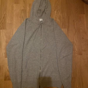 Davida Cashmere Zip - En fin Cashmere tröja från Davida! Tröjan är i bra skick och använd i en månad! Nypris 2799 därav det lilla dyra priset! För fler bilder eller frågor skriv till mig privat!