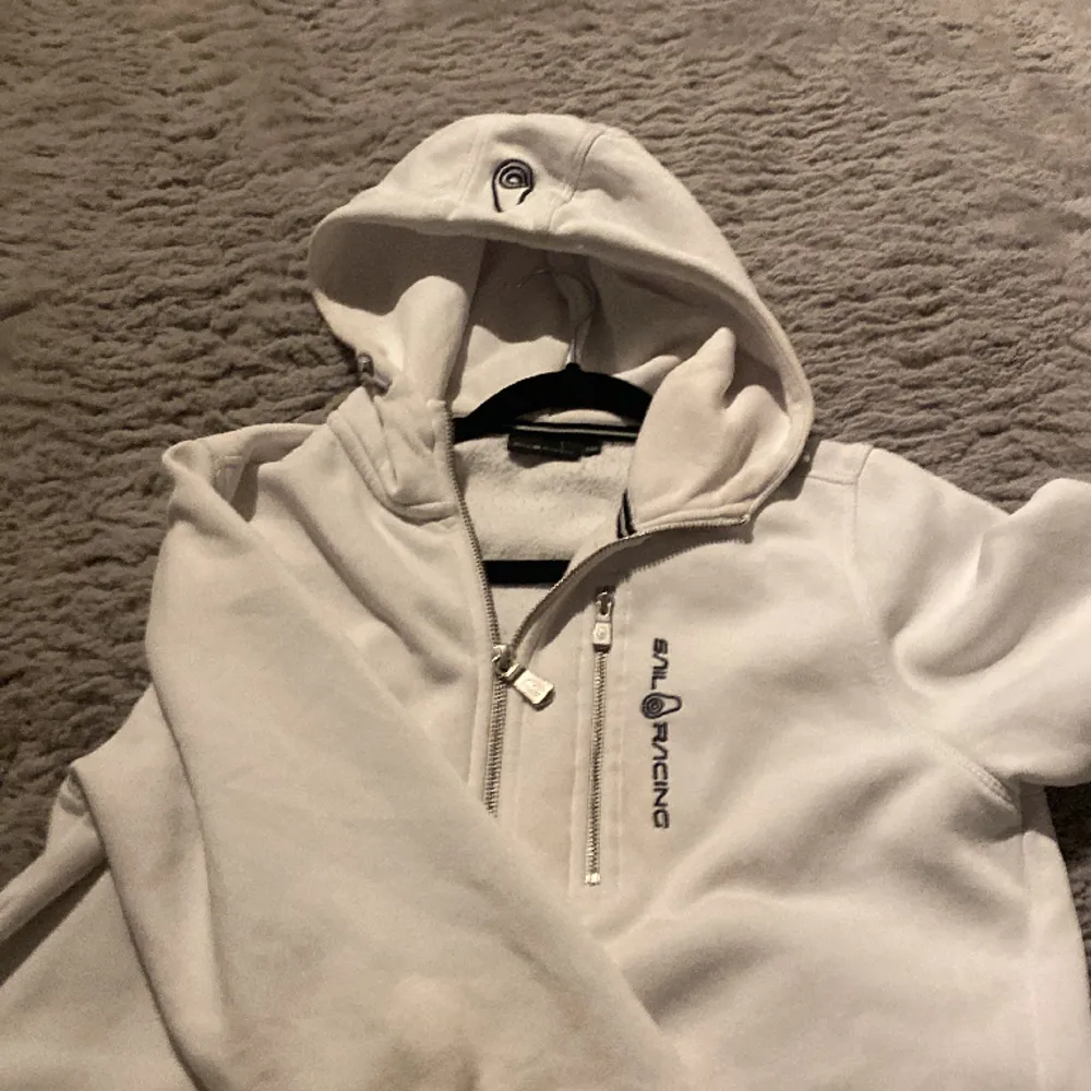 Säljer min Sail racing hoodie i bra skick! Skriv privat för frågor och intresse! . Hoodies.