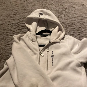 Sail racing hoodie  - Säljer min Sail racing hoodie i bra skick! Skriv privat för frågor och intresse! 