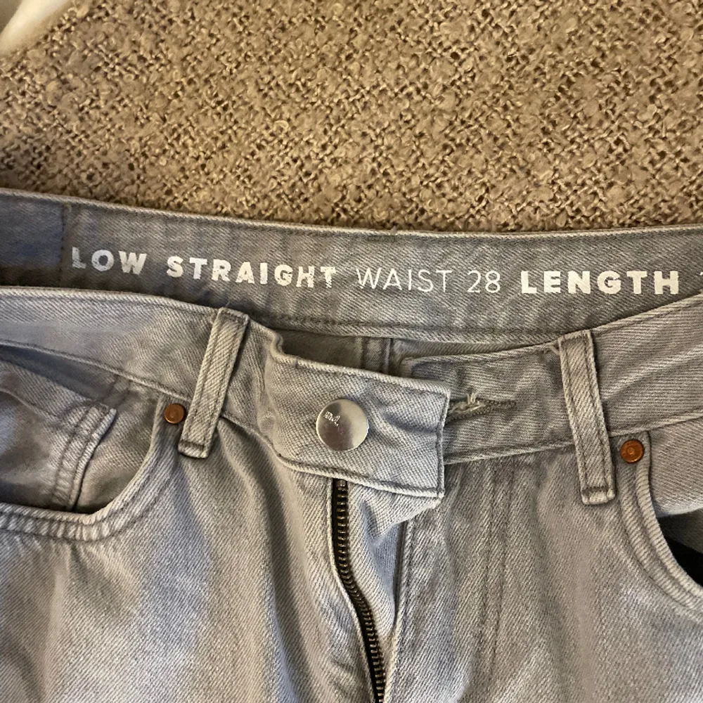 Säljer dessa supersnygga jeans i en grå färg från bikbok pga passar inte mig längre 🤧 Använd endast 1 gång! Low waist & storlek 28/32 💖 Pris kan absolut diskuteras & köparen står för frakten 🫶🏼. Jeans & Byxor.