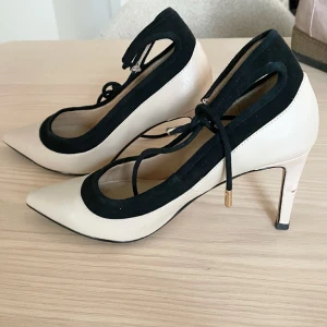 Klackskor  - Väldigt stilrena klackar för 150kr i storlek 36. 👠✨ Använder inte då jag tycker dem är lite för höga för mig. 