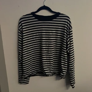 Randig långarmad från monki - Randig långarmad från monki i bra skick behöver bara strykas. Storlek S