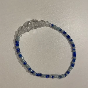 Armband  - Jag säljer mina Egengjorda armband för 40kr styck! Skriv gärna till mig om ni har önskemål på smycken jag ska göra!🥰