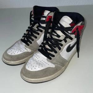 Air Jordan 1 - Säljer ett par fräscha Nike Air Jordan 1 i helt okej skick. 