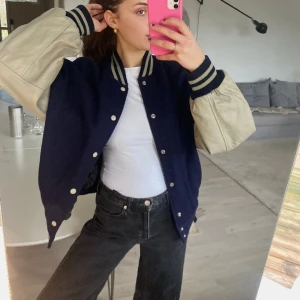 Varsity-jacket i äkta skinn - Jag säljer min sååå fina varsity-jacka som jag köpt vintage i Malmö! Så bra skick och äkta skinn💖