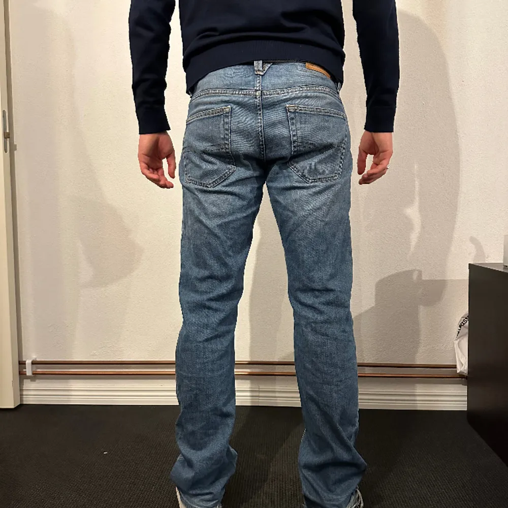 Snygga Diesel jeans med bra passform. Modell: 186 cm Storlek 31  Hör av dig vid fler frågor!! Mvh . Jeans & Byxor.